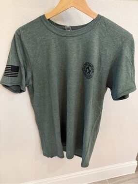 Gildan Men's Heather Green Short Sleeve Logo Tee with Sleeve Flag
